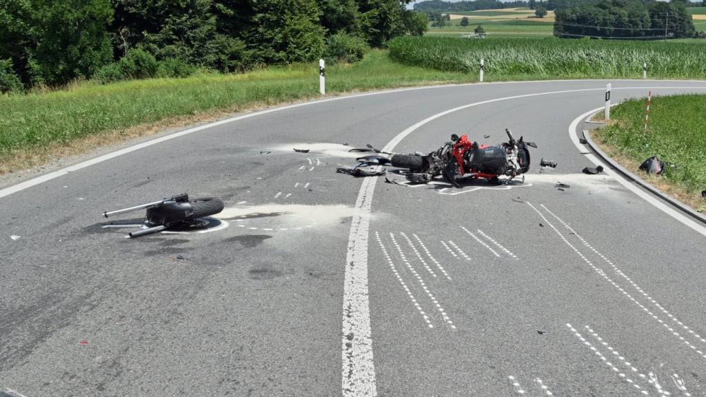 Die Schäden am Motorrad zeugen von einem heftigen Aufprall.