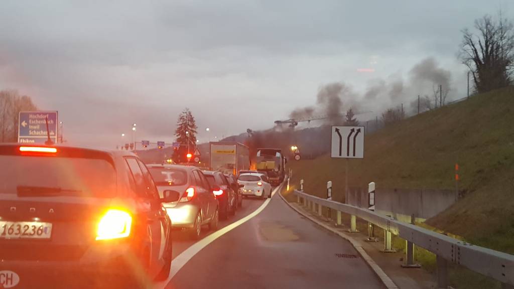 A14: Fahrzeugbrand bei Ausfahrt Buchrain