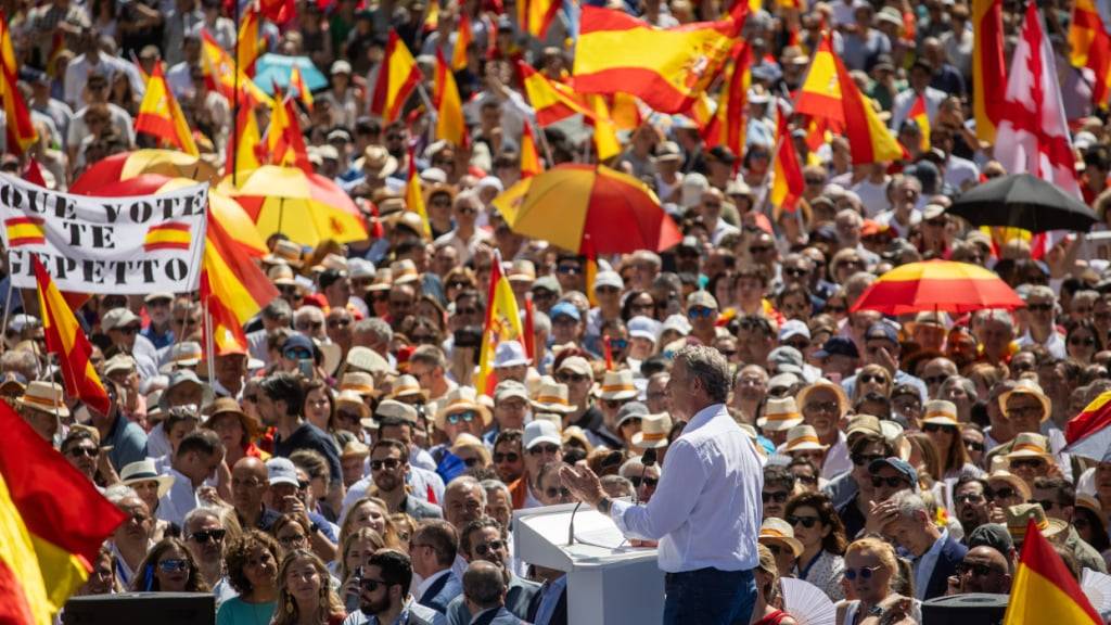 dpatopbilder - Der Vorsitzende der Partido Popular, Alberto Núñez Feijóo, spricht während der PP-Kundgebung unter dem Motto «Mafia oder Demokratie» auf der Plaza de España. Foto: Fernando Sánchez/EUROPA PRESS/dpa