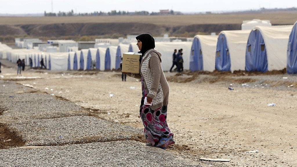 Eine Frau in einem Flüchtlingslager im Irak. Die Lebensmittelrationen für Vertriebene im Irak werden gekürzt, weil das Welternährungsprogramm nicht genug Geld hat. (Archiv)