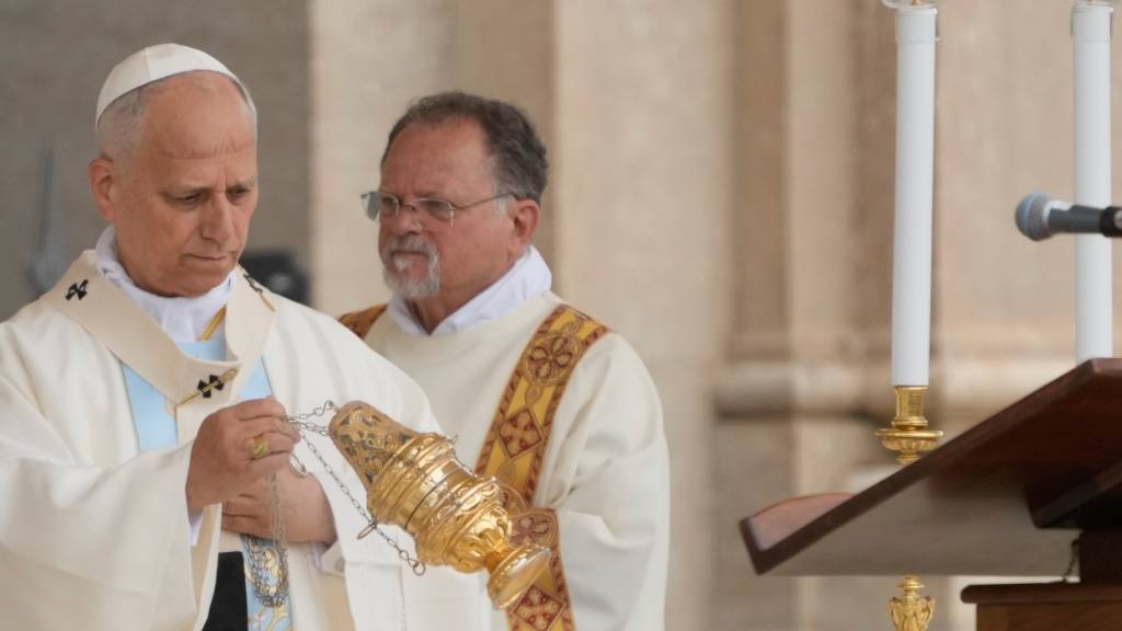Papst Leo XIV. zelebriert die Messe vor dem Heiligtum von Pompeji während seines Pastoralbesuchs. Foto: Gregorio Borgia/AP/dpa