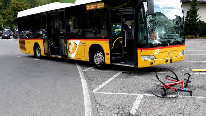 Sturz mit Elektromotorrad und zwei Kollisionen