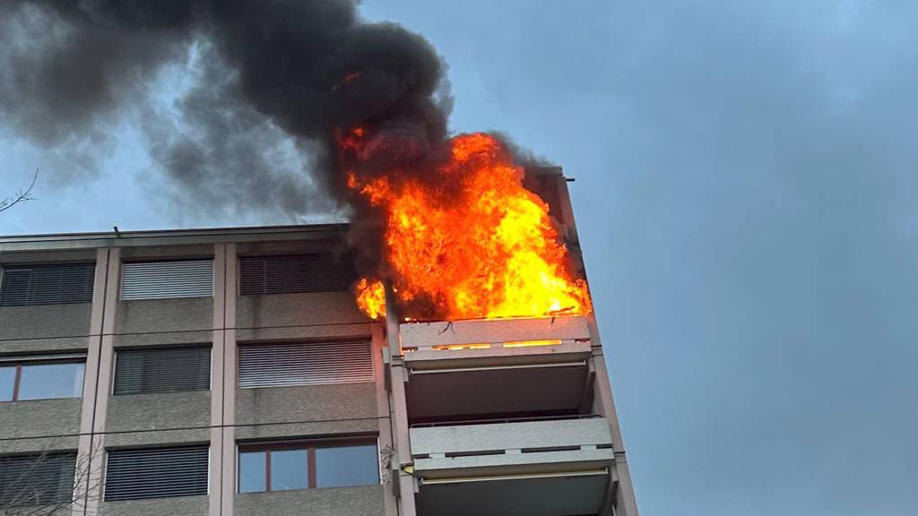 Mehrfamilienhaus in Cham muss wegen Wohnungsbrand evakuiert werden