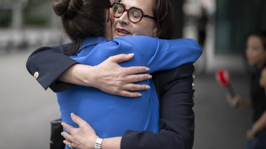 Valérie Favre Accola ist die neue Bündner Regierungsrätin. Im Bild nimmt sie die Gratulation von Nora Saratz Cazin entgegen.