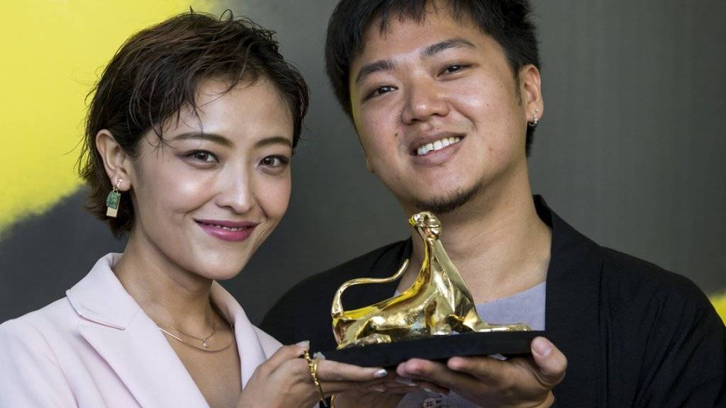 Die chinesische Schauspielerin Luna Kwok und der singapurische Regisseur Siew Hua Yeo posieren in Locarno mit dem Goldenen Leoparden für den Siegerfilm «A Land Imagined».