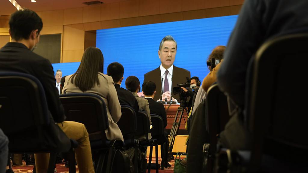 Wang Yi (Monitor), Außenminister von China, spricht am Rande der laufenden Jahrestagung des chinesischen Volkskongresses bei einer Pressekonferenz. Foto: Sam Mcneil/AP/dpa