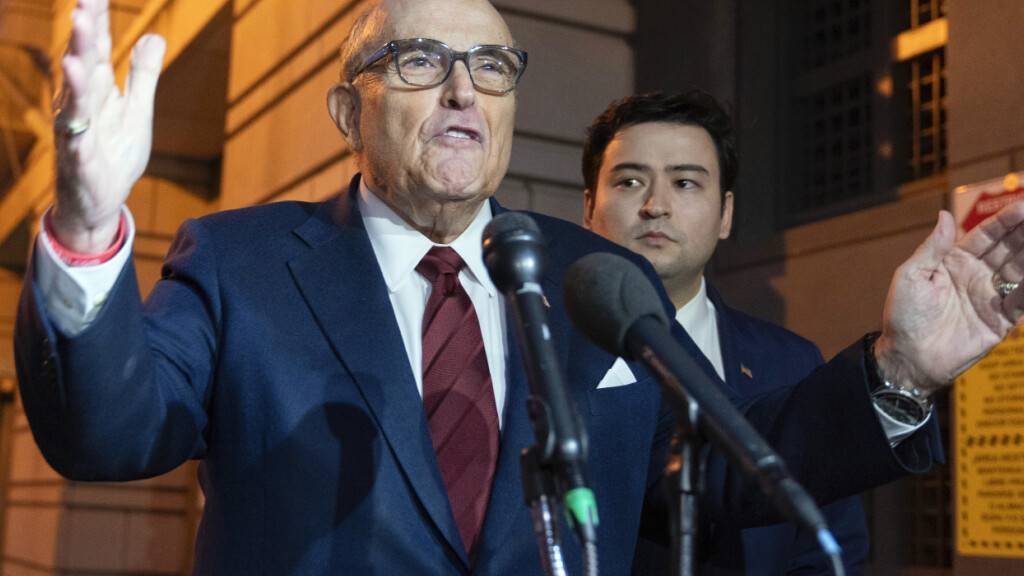 ARCHIV - Rudy Giuliani, ehemaliger Bürgermeister von New York, spricht mit Reportern, während er das Bundesgericht in Washington verlässt. Der Prozess wird darüber entscheiden, wie viel Rudy Giuliani zwei Wahlhelfern aus Georgia zahlen muss, die er fälschlicherweise des Betrugs beschuldigt hat, während er die unbegründeten Behauptungen von Ex-Präsident Trump nach dessen Wahlniederlage 2020 unterstützte. Foto: Jose Luis Magana/AP/dpa