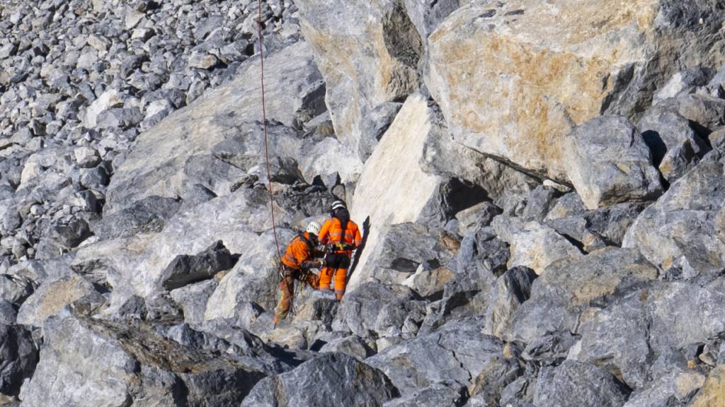 Spezialisten brachten am Freitag zusätzliche Reflektorspiegel im «Brienzer Rutsch» an. Sie dienen als Referenzpunkte zur Überwachung des Berges.