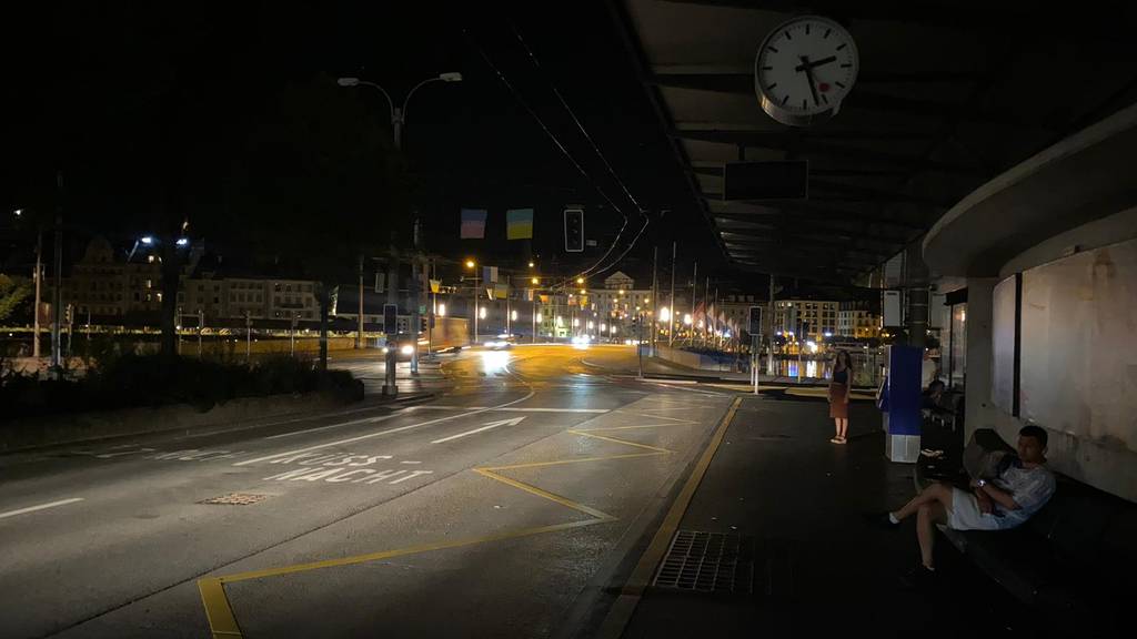 Am Bahnhof stockdunkel: In Teilen von Luzern fiel am Samstag der Strom aus. 