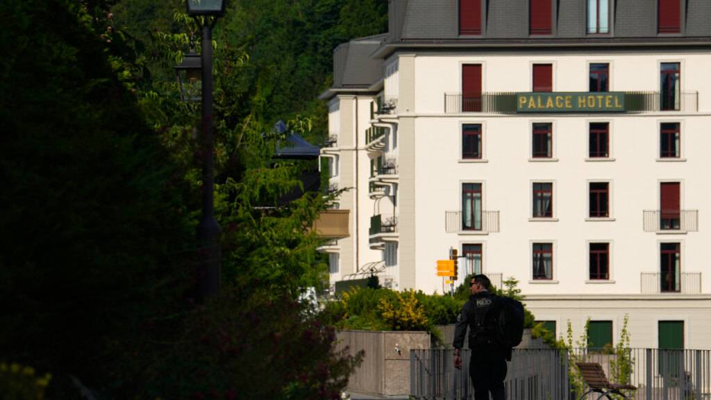 Ein Mitarbeiter des United States Secret Service geht vor dem Palace Hotel, in dem die Verhandlungen zwischen den USA und dem Iran im Bürgenstock Resort stattfinden. Foto: Vadim Ghirda/AP/dpa