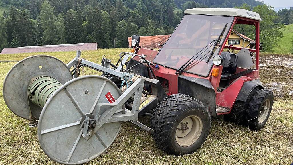 Der Mann geriet während des Austragens von Gülle unter das landwirtschaftliche Gefährt.