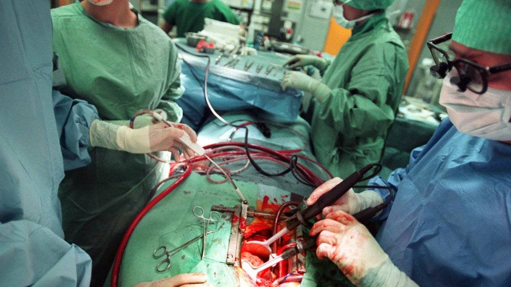 Das Spenderherz ist implantiert worden und wird mit Stromstössen reanimiert. In der Schweiz warten derzeit 1500 Menschen auf ein Spenderorgan. Zwei bis drei Menschen sterben pro Woche, weil für sie nicht mehr rechtzeitig ein Organspender gefunden wird. (Archivbild)