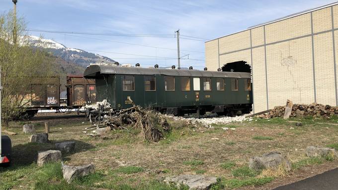 Lok rammt Wagon durch Hallenwand