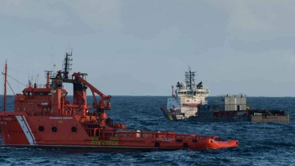 Schiffe aus Frankreich und Spanien sammeln Öl im Meer vor der Küste Westfrankreichs auf. Vor einer Woche war dort der italienische Frachter «Grande America» gesunken.
