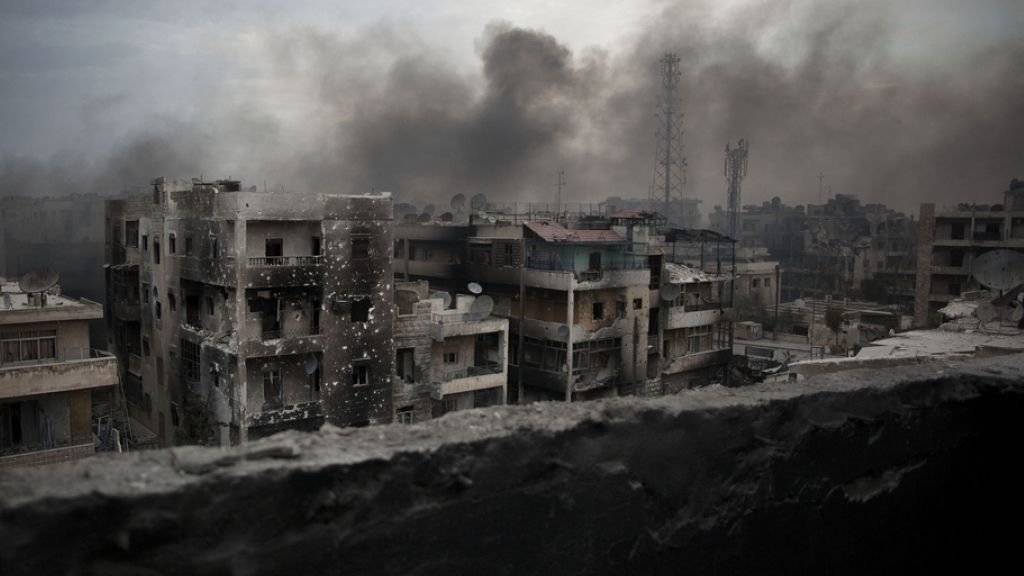 Rauch über einem von Rebellen gehaltenen Quartier von Aleppo. Am Samstag griffen trotz Waffenstillstand erneut Kampfjets die Stadt an. (Archiv)
