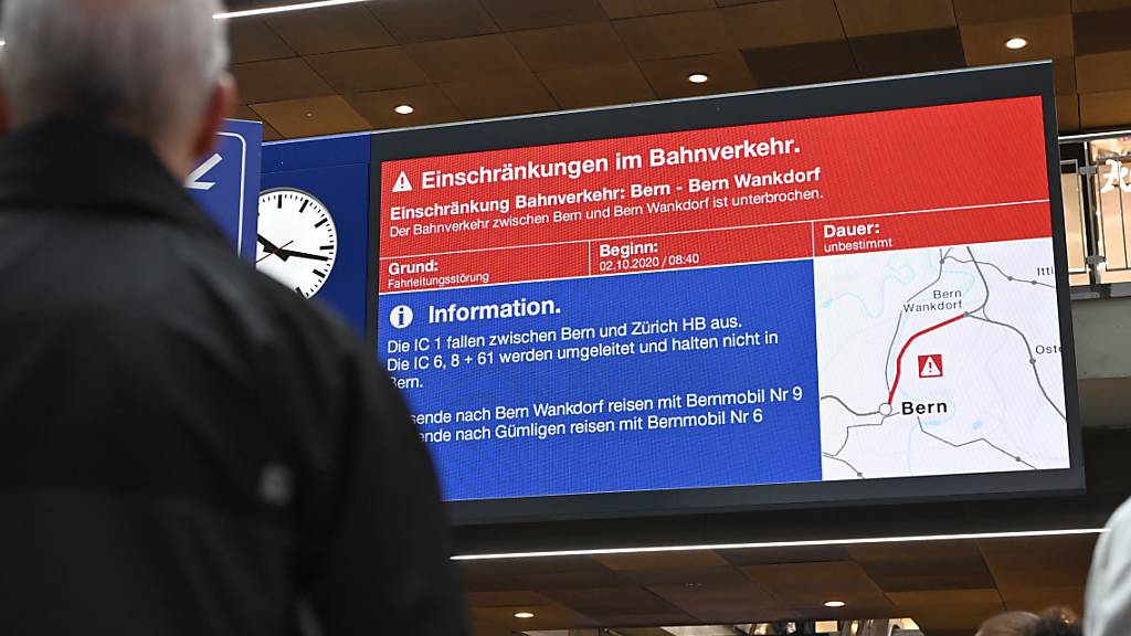Tausende Zugpassagiere waren von der Panne beim Berner Hauptbahnhof betroffen und suchten nach Orientierung.