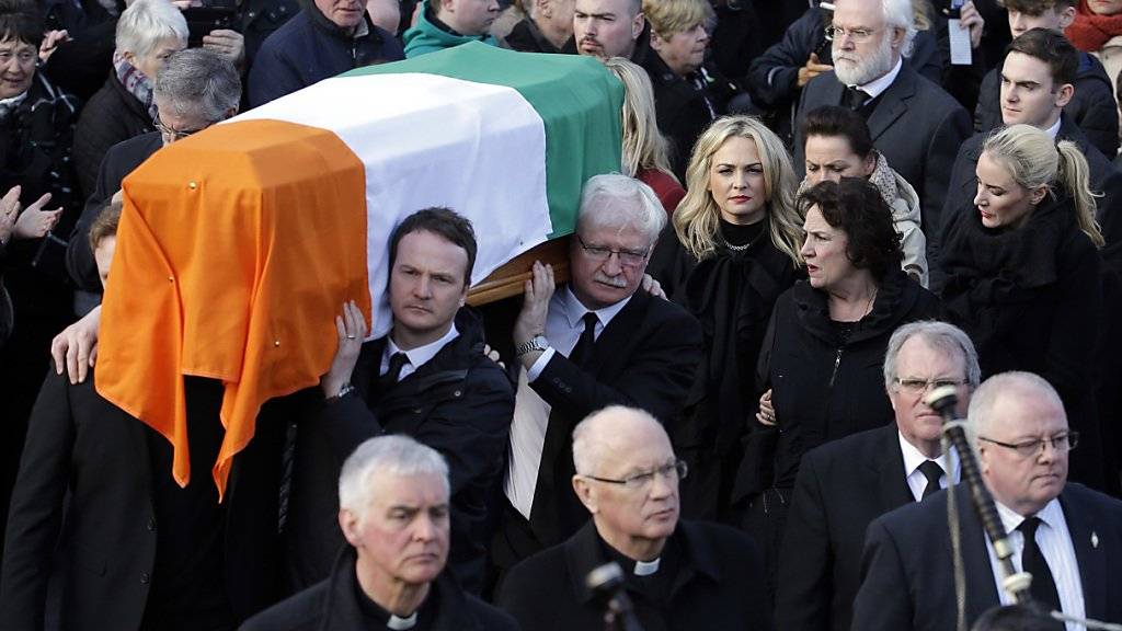 Tausende begleiten den Sarg von Sinn-Fein-Politiker McGuinness im nordirischen Derry.