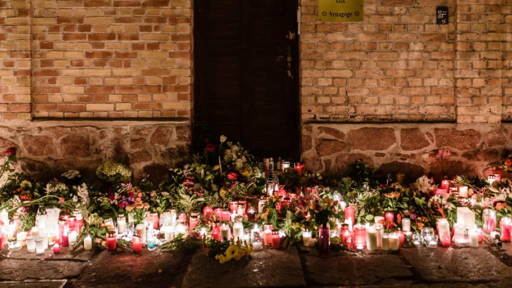 Kerzen und Blumen vor der Synagoge in Halle für die Opfer des Anschlags - der Todesschütze hat die Tat gestanden und ein rechtsextremistisches, antisemitisches Motiv bestätigt.