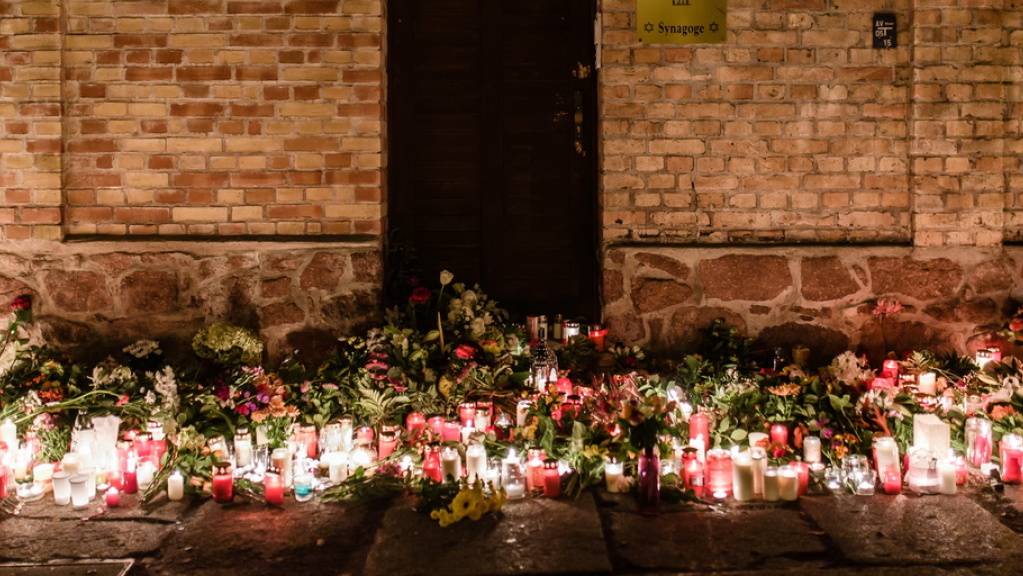 Kerzen und Blumen vor der Synagoge in Halle für die Opfer des Anschlags - der Todesschütze hat die Tat gestanden und ein rechtsextremistisches, antisemitisches Motiv bestätigt.