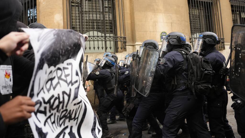 ARCHIV - Bei einer Demonstration in Frankreich kommt es zu Auseinandersetzungen zwischen Schülern und der Polizei. Foto: Teresa Suarez/AP/dpa