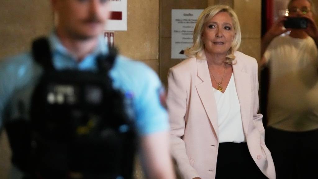 dpatopbilder - Marine Le Pen trifft am Pariser Berufungsgericht ein. Foto: Michel Euler/AP/dpa