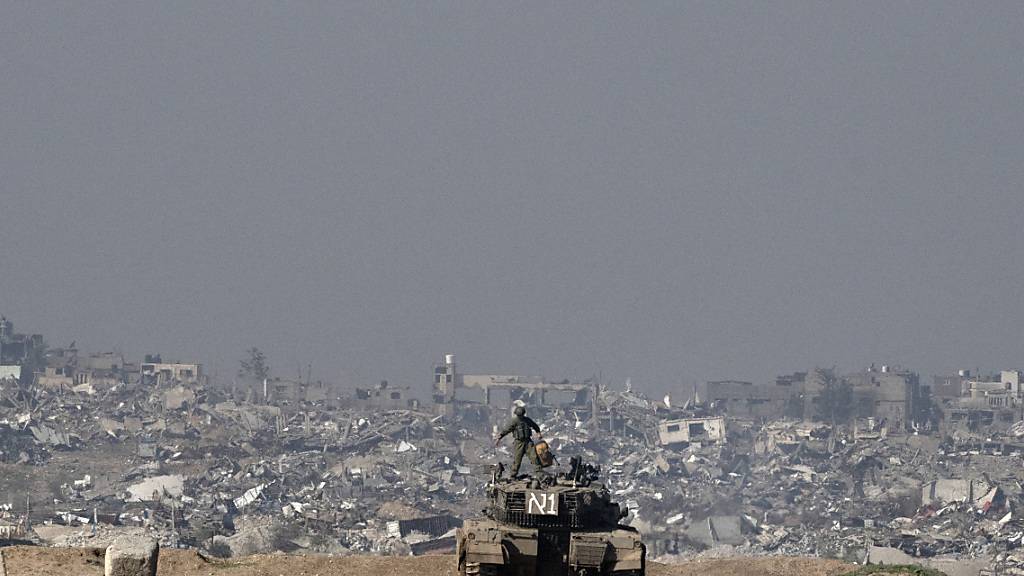 Israelische Soldaten blicken auf den Gazastreifen von einem Panzer aus, gesehen vom Süden Israels aus. Foto: Maya Alleruzzo/AP/dpa
