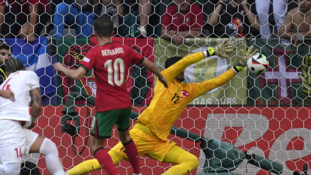 Souveräne Portugiesen stehen im Achtelfinal