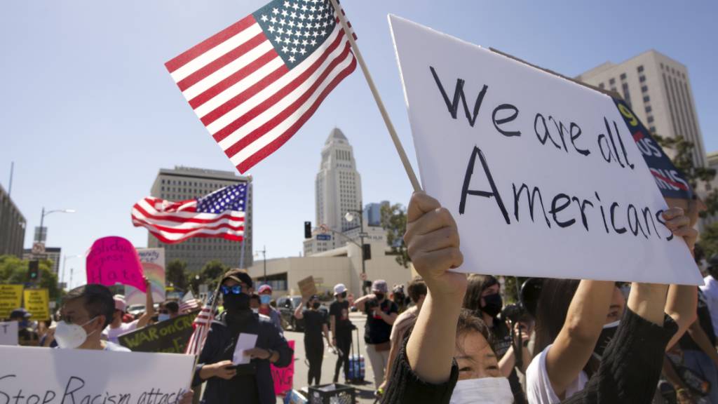 ARCHIV - Menschen nehmen an einer Kundgebung gegen Hassverbrechen gegen asiatische Amerikaner teil. (Archivbild) Foto: Damian Dovarganes/AP/dpa