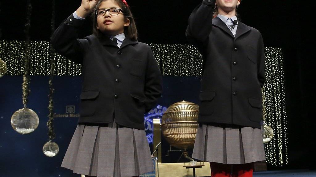 Zwei Schülerinnen singen die Nummer des Hauptgewinns an der traditionellen spanischen Weihnachtslotterie.