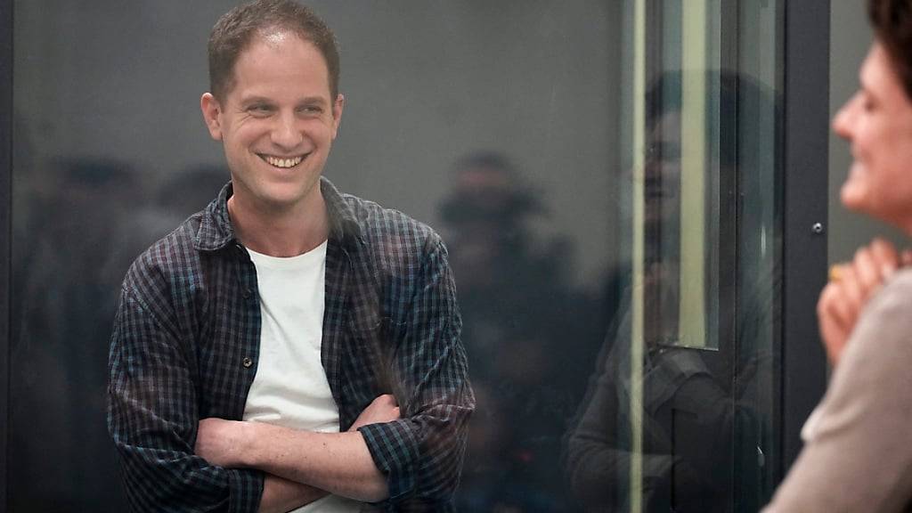 Wall Street Journal-Reporter Evan Gershkovich (l) steht in einem Glaskäfig in einem Gerichtssaal des Ersten Berufungsgerichts der allgemeinen Gerichtsbarkeit. Ein Gericht prüft eine Berufung gegen die Verhaftung des WSJ-Reporters Evan Gershkovich, der letztes Jahr in Jekaterinburg wegen Spionage festgenommen wurde. Foto: Alexander Zemlianichenko/AP/dpa