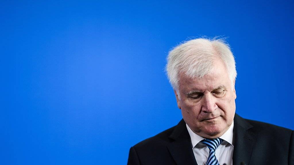 Nach langem Schweigen zu den Vorfällen in Chemnitz hat der deutsche Innenminister Seehofer voreilige Analysen kritisiert. (Archivbild)