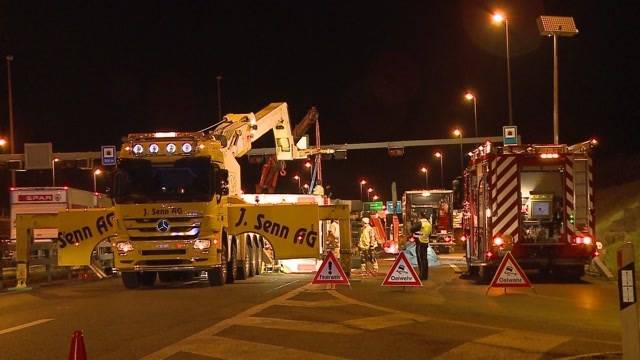 Umgekippter Laster blockiert A1