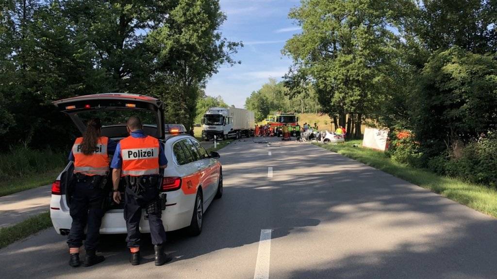 Bei einer Frontalkollision zwischen einem Personenwagen und einem Anhängerzug in Bachenbülach ZH ist am Freitagnachmittag der Lenker des Personenwagens noch auf der Unfallstelle verstorben. Die Beifahrerin verletzte sich schwer.