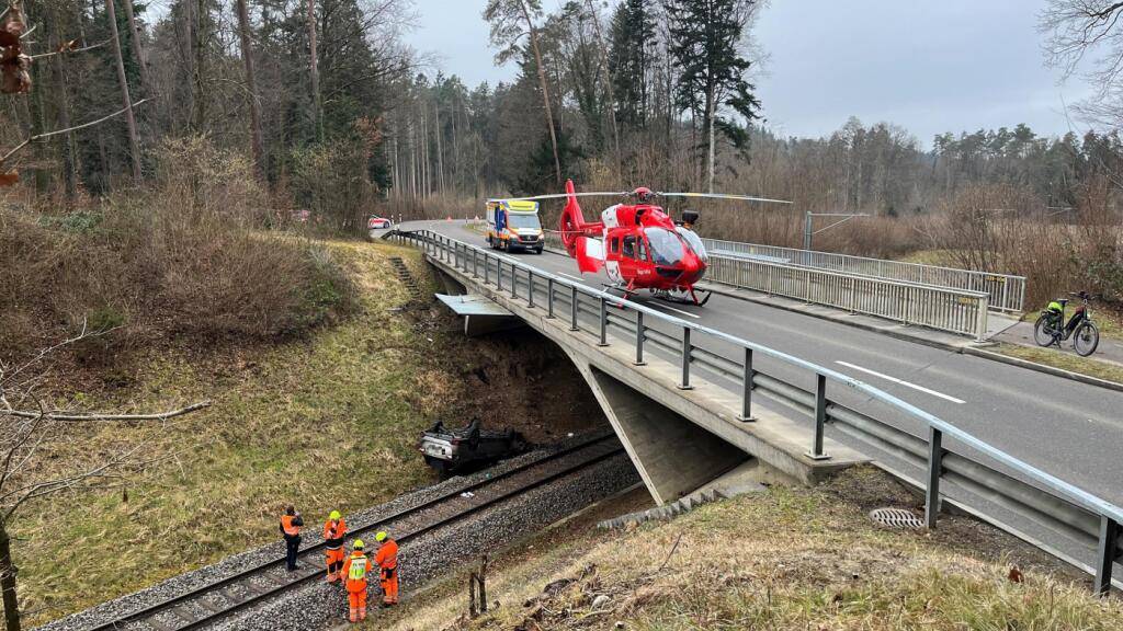 Das Auto landete auf dem Bahntrasse.