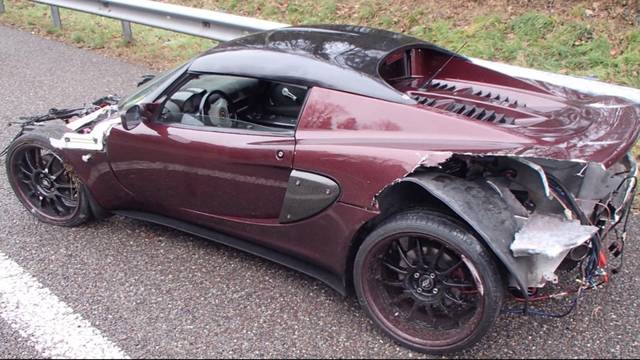 Sportwagen sorgt mit abgenutzten Reifen für Unfall