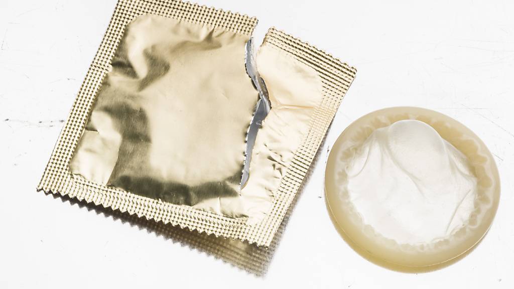 «Stealthing» bezeichnet das heimliche Abziehen des Kondoms. In der Schweiz stellt dies bisher eine Gesetzeslücke dar. Das Zürcher Obergericht verurteilte einen Studenden nun wegen sexueller Belästigung. (Symbolbild)