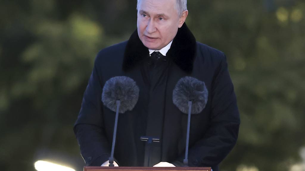 Wladimir Putin, Präsident von Russland, hält eine Rede bei der Eröffnungszeremonie des Gedenkkomplexes «Für die friedlichen Bürger der Sowjetunion, die im Großen Vaterländischen Krieg gefallen sind», in der Nähe des Dorfes Zaitsevo in der Region Leningrad. Foto: Anton Vaganov/Pool Reuters/AP/dpa
