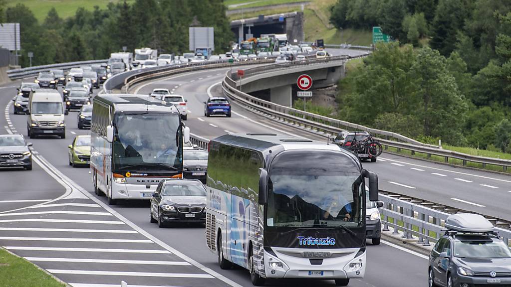 Langer Stau auf dem Weg nach Süden vor dem Gotthard-Strassentunnel