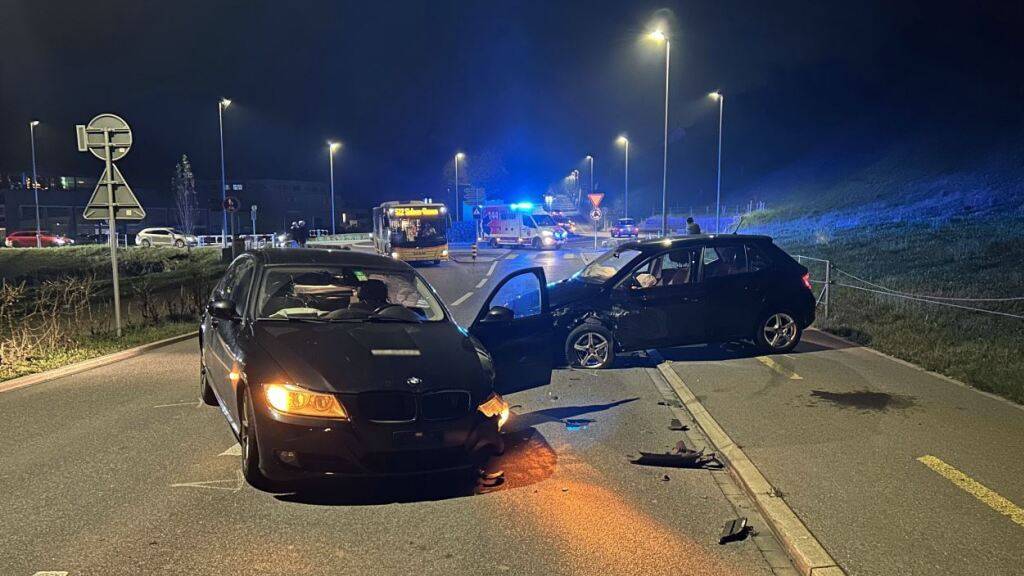 Alkoholisierte Lenkerin fährt in Reichenburg nach Kreisel in Auto