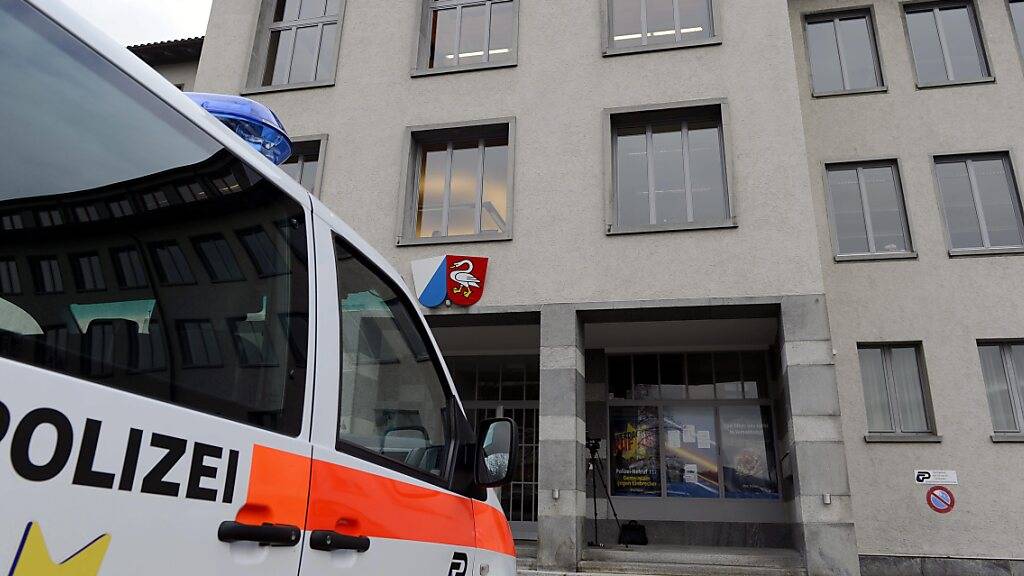 Das Bezirksgericht Horgen verhandelt am Dienstag den Fall eines Mannes, der in einer Moschee in Zürich auffällig wurde und Polizisten angegriffen haben soll. (Archivbild)