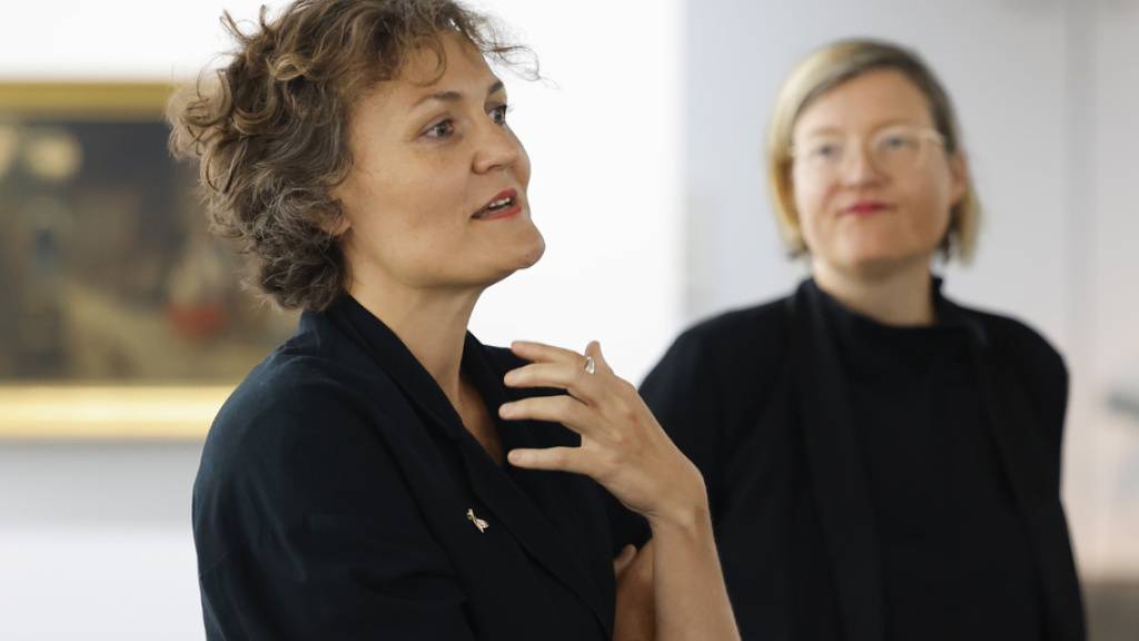 Für die Ausstellung «Anekdoten des Schicksals» im Kunstmuseum Bern lässt Kuratorin Marta Dziewańska (links) Autorinnen und einen Autor zu Wort kommen, um «durch deren Worte zu schauen». Kunstmuseumsdirektorin Nina Zimmer will damit «Kunstgeschichte neu schreiben».