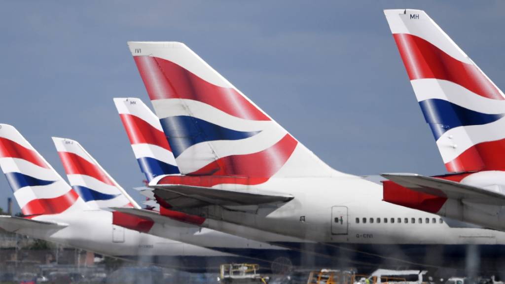 Der Flugverkehr zwischen der Schweiz und Grossbritannien ist seit Mitternacht eingestellt. Nun gilt auch ein Einreiseverbot aus Grossbritannien und Südafrika. (Archivbild)