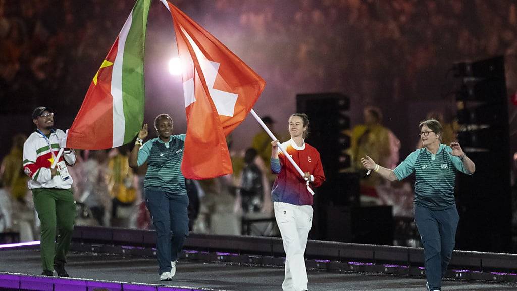 Die zweifache Medaillengewinnerin Flurina Rigling trug die Schweizer Fahne an der Schlussfeier im Stade de France