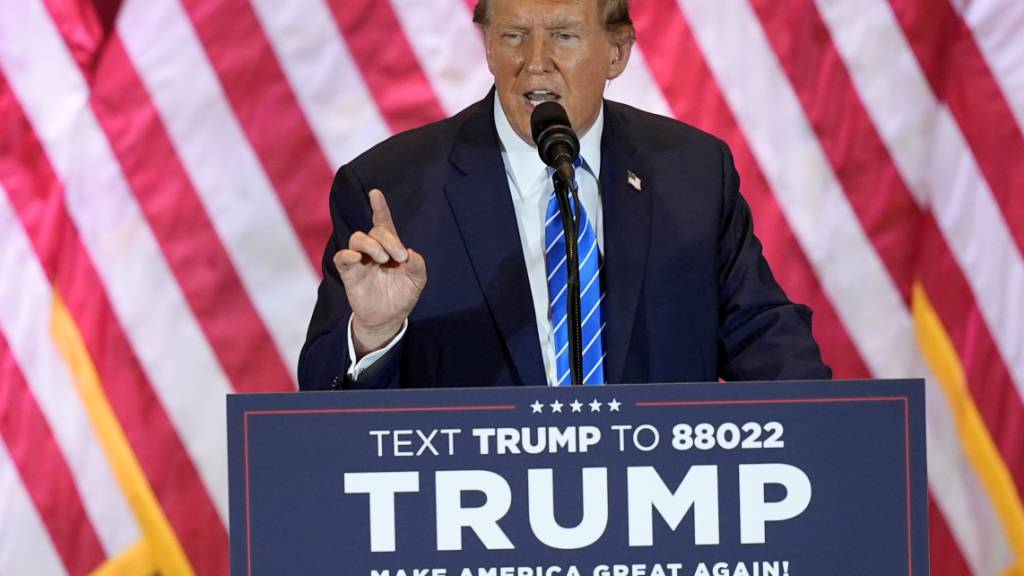 dpatopbilder - Donald Trump spricht auf einer «Super Tuesday»-Wahlparty in Mar-a-Lago in Florida. Foto: Rebecca Blackwell/AP