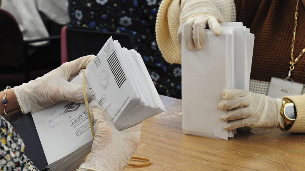 ARCHIV - Beamte des Luzern County zählen in einem Gerichtssaal im Penn-Place-Gebäude Stimmzettel von der Briefwahl. Foto: Mark Moran/The Citizens' Voice/AP/dpa - ACHTUNG: Nur zur redaktionellen Verwendung und nur mit vollständiger Nennung des vorstehenden Credits