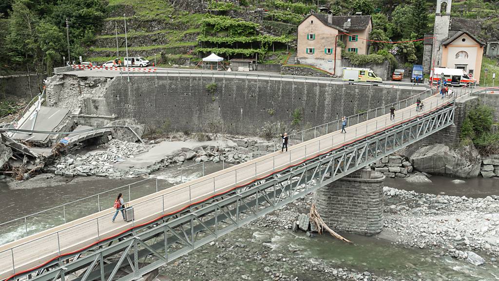 Am Samstag haben zahlreiche Personen die als Sperrzonen gekennzeichneten Gebiete im oberen Maggiatal über die intakte Velo- und Fussgängerbrücke bei Visletto verlassen.