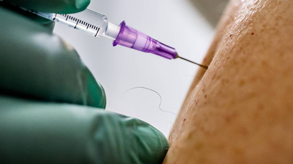 dpatopbilder - Ein Arzt verimpft eine Dosis des Biontech-Pfizer-Impfstoffes. Foto: Michael Kappeler/dpa