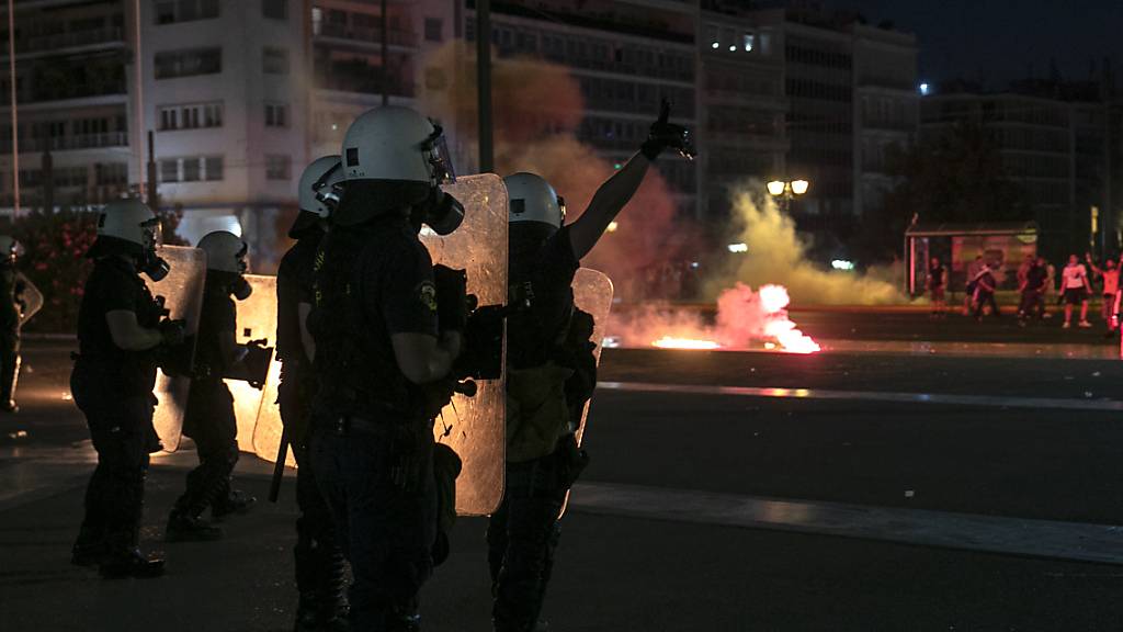 Polizisten sind bei einer Demonstration von Impfgegnern in Athen im Einsatz. Foto: Yorgos Karahalis/AP/dpa