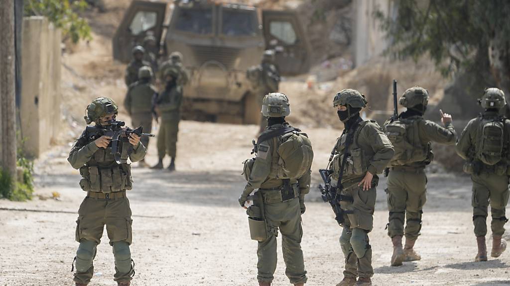 ARCHIV - Israelische Soldaten gehen während einer laufenden Armeeoperation im städtischen Flüchtlingslager Nur Schams im Westjordanland in Stellung. Foto: Majdi Mohammed/AP/dpa/Archivbild