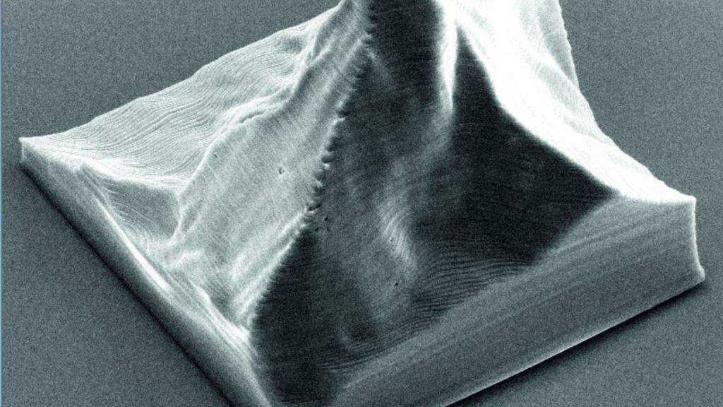 Elektronenmikroskopische Aufnahme des Mikro-Matterhorns.